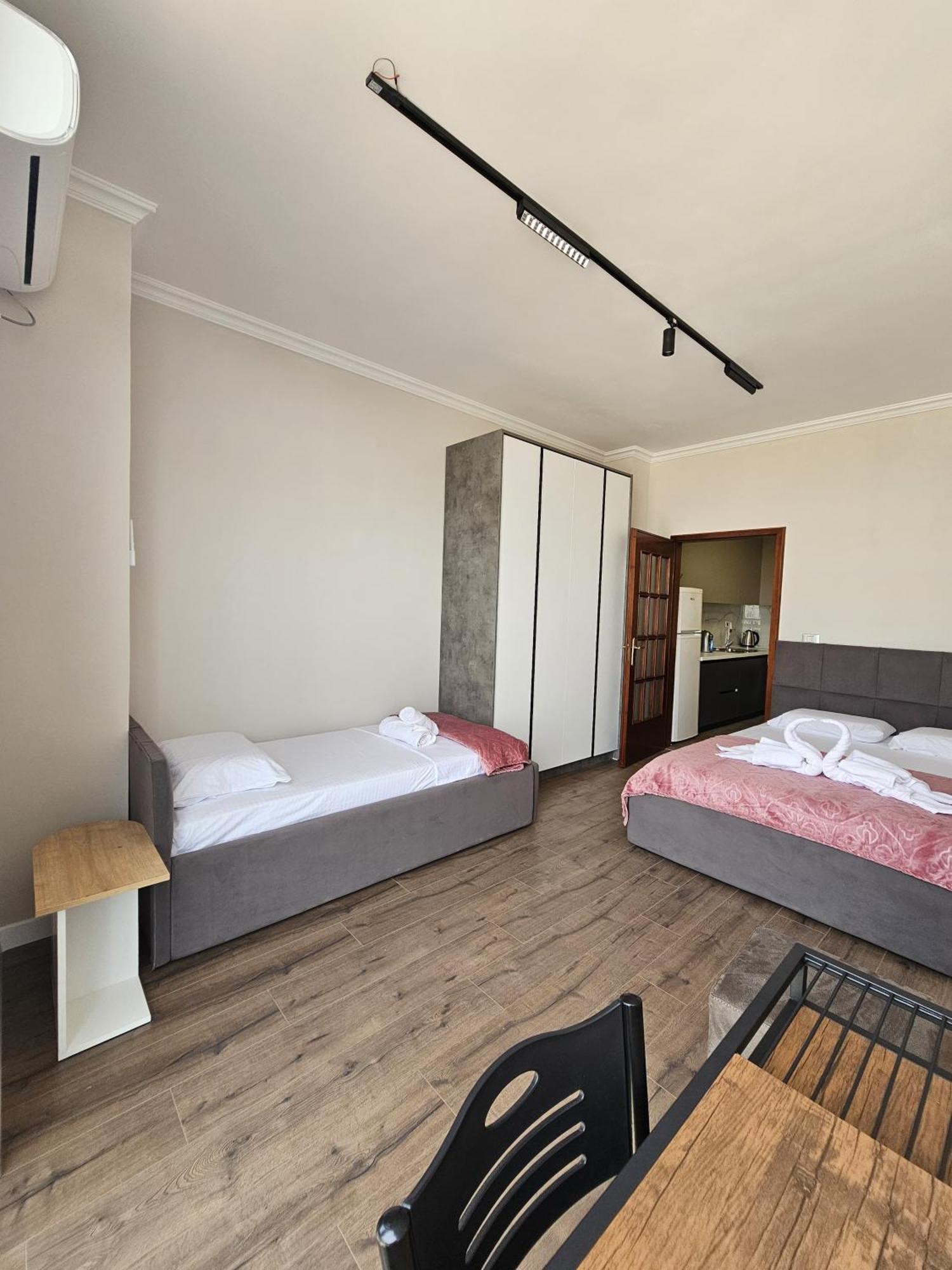 Sky Apartaments City Center Тирана Екстер'єр фото