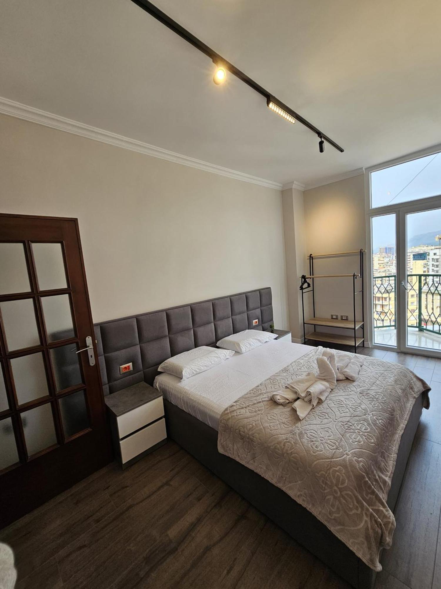 Sky Apartaments City Center Тирана Екстер'єр фото