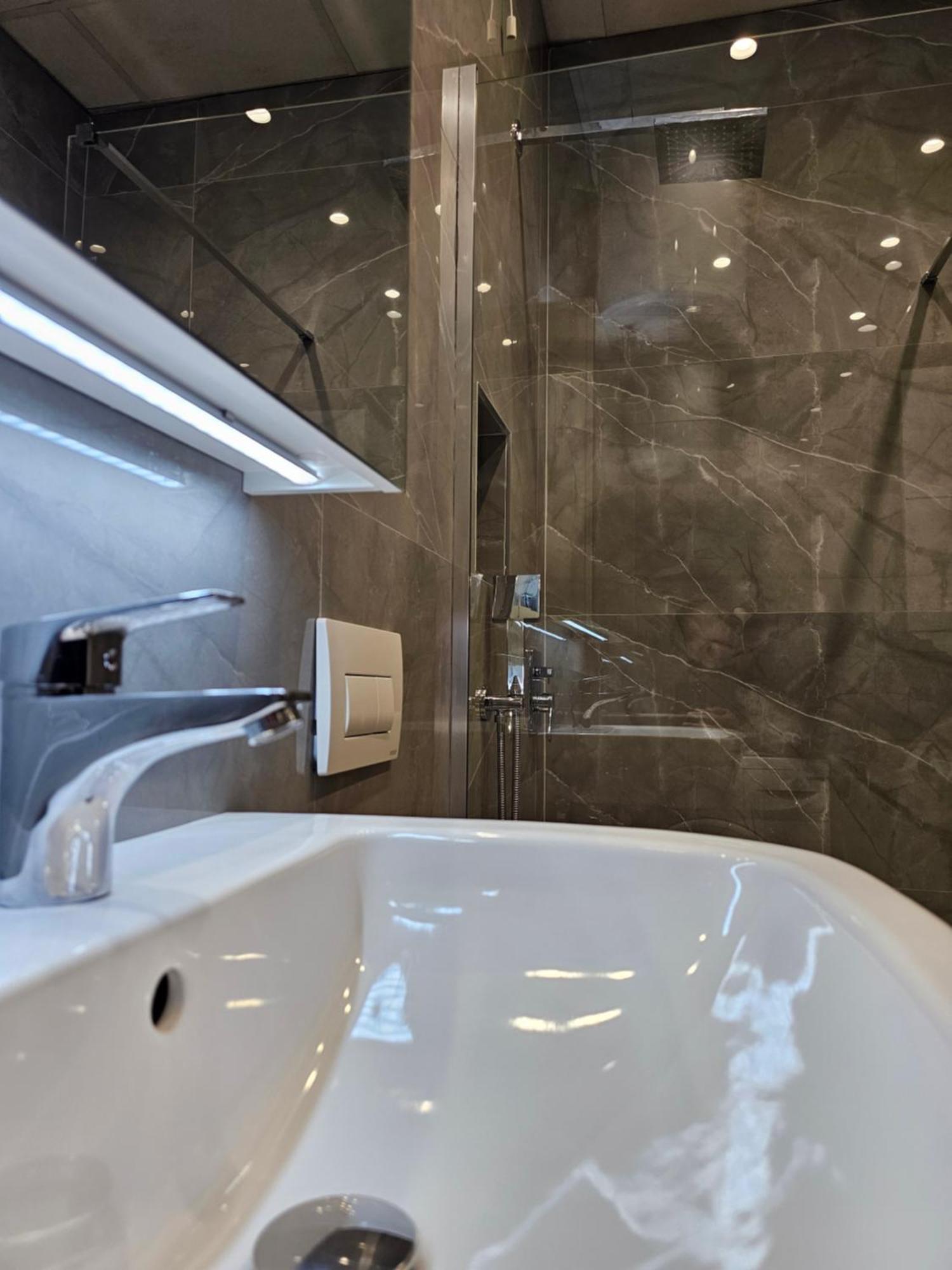 Sky Apartaments City Center Тирана Екстер'єр фото