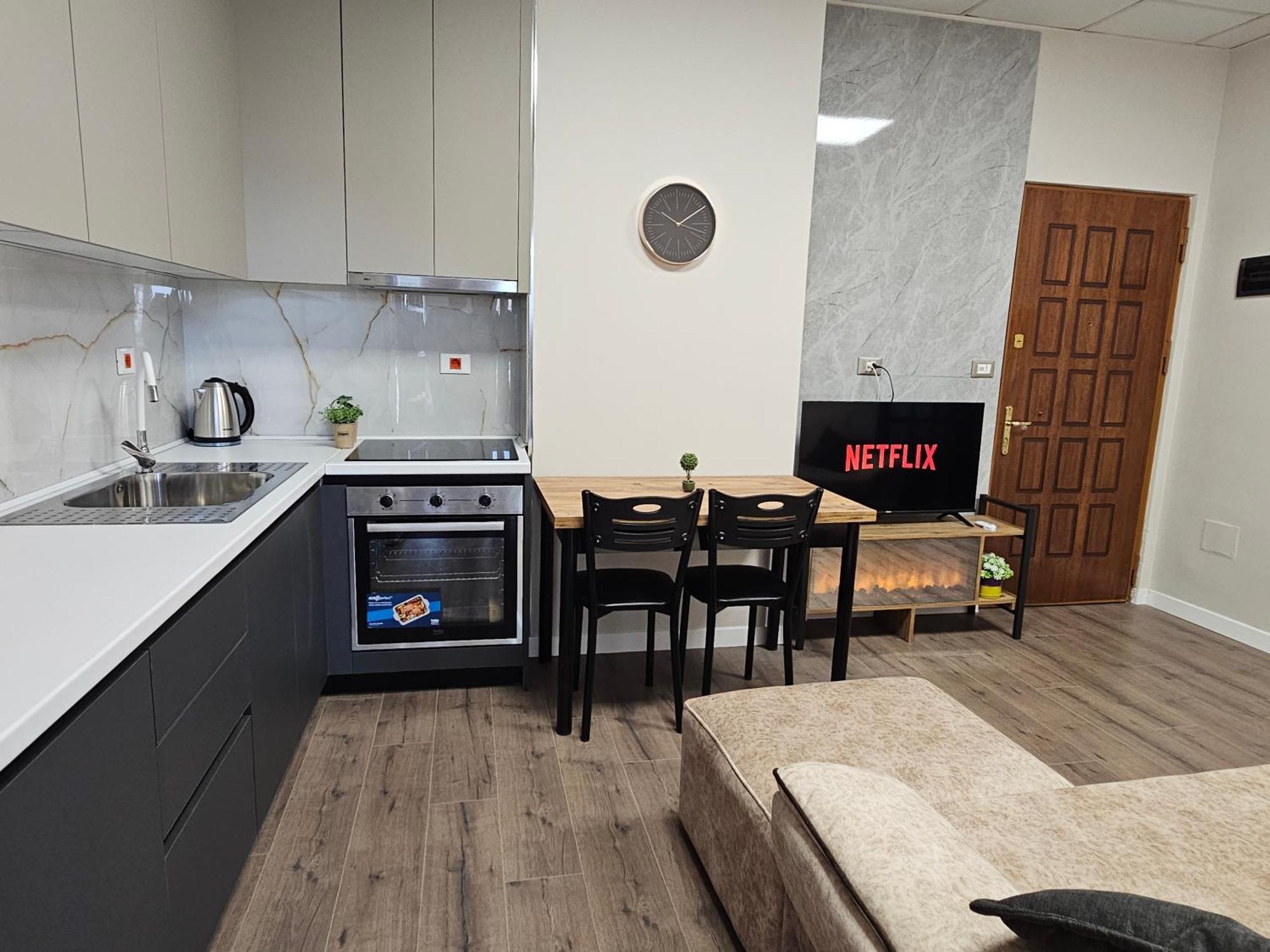 Sky Apartaments City Center Тирана Екстер'єр фото