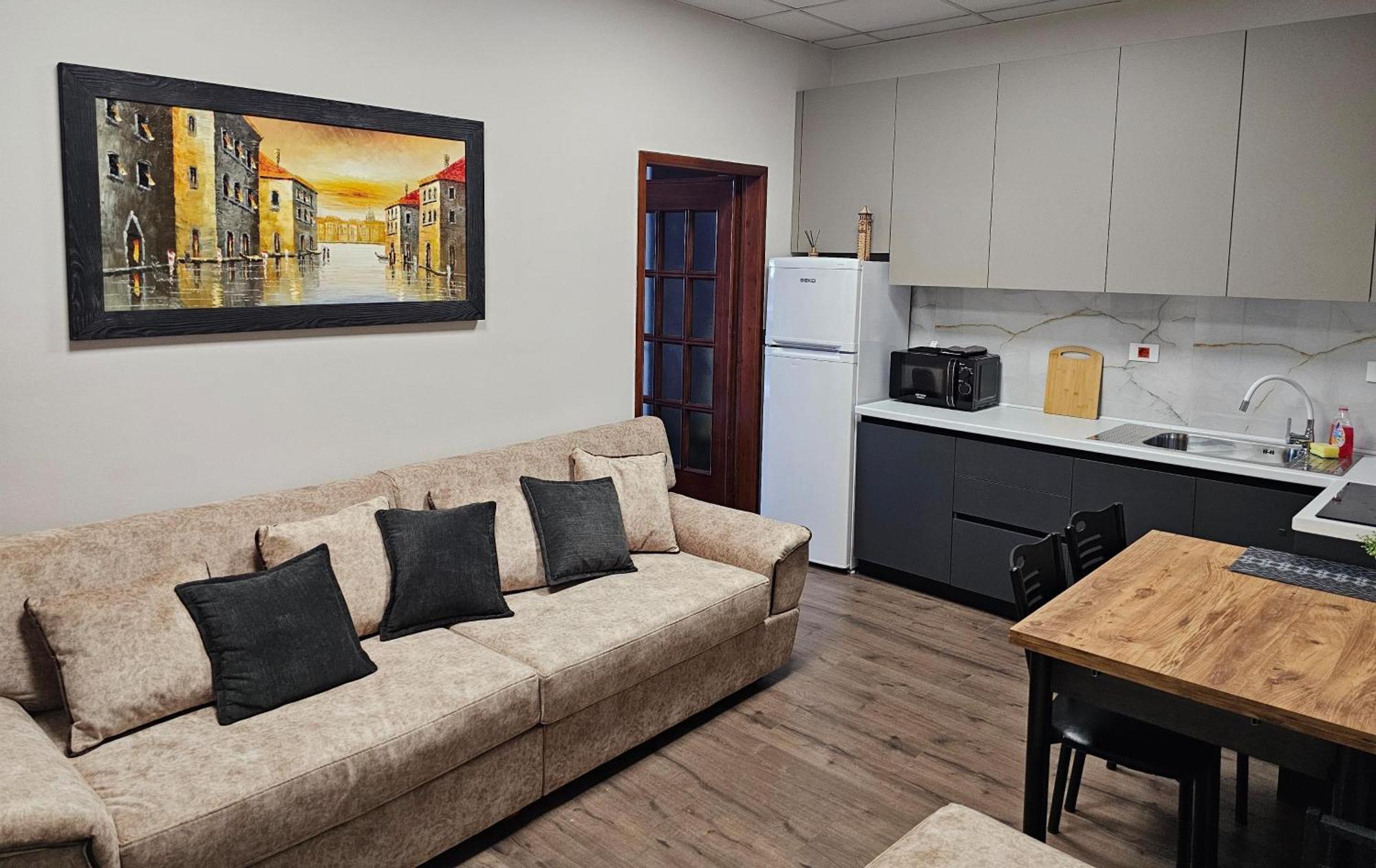 Sky Apartaments City Center Тирана Екстер'єр фото