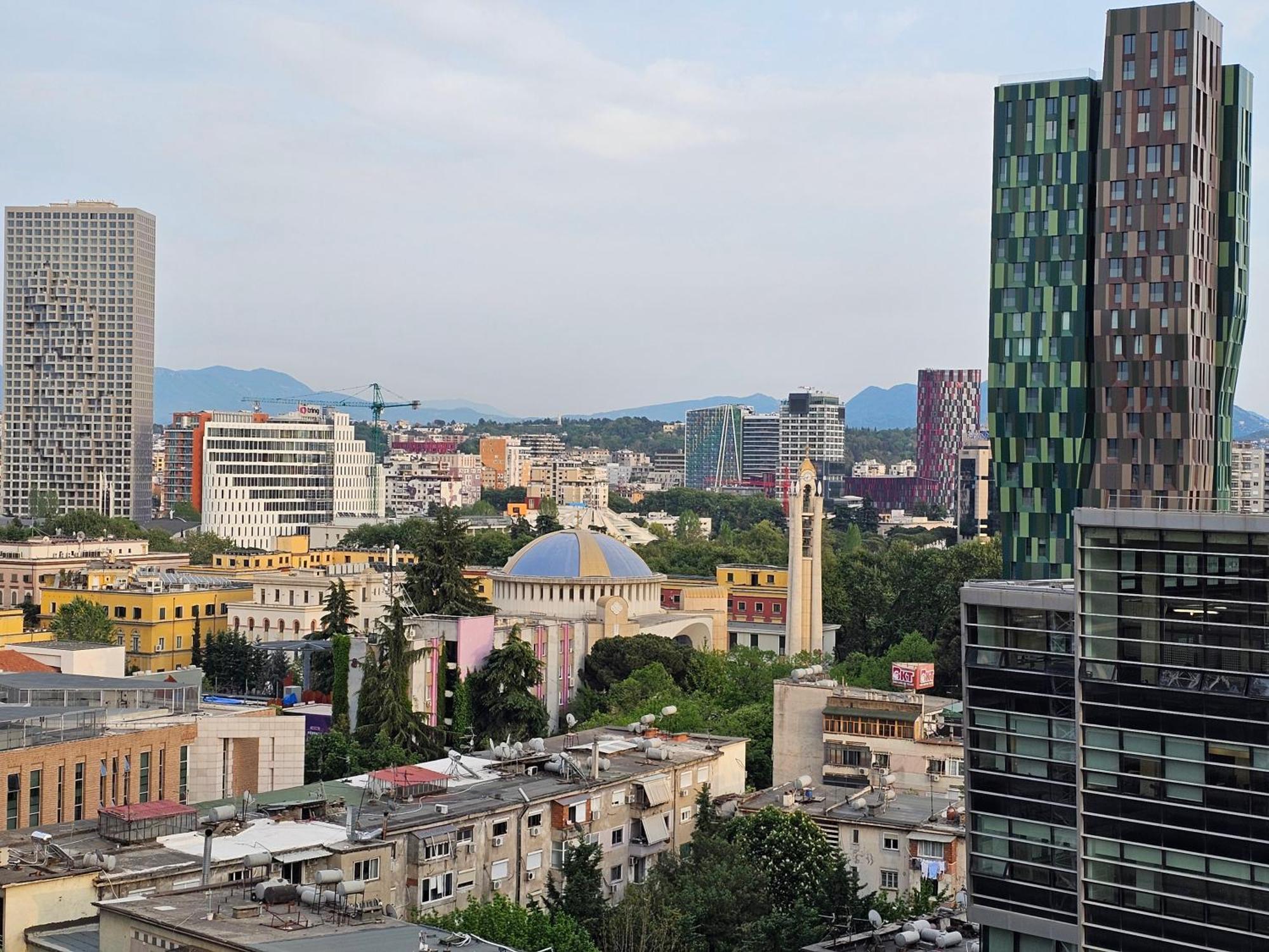 Sky Apartaments City Center Тирана Екстер'єр фото